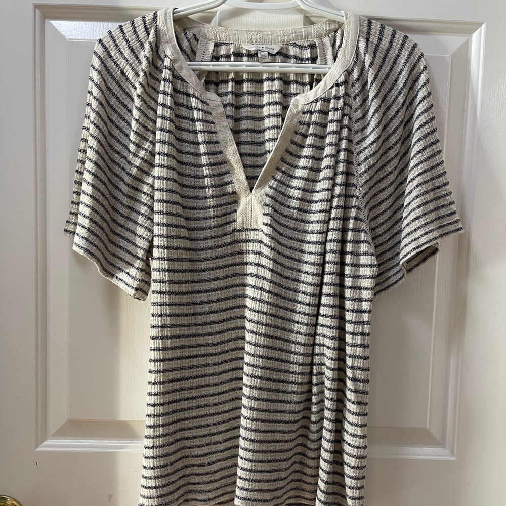 Lucky Brand short sleeve v-neck Shirt; Size L grey striped